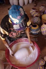 Image du Maroc Professionnelle de  Un ouvrier procède à L’émaillage, secrets de fabrication qui donnera à la poterie sa couleur et son éclat après une deuxième cuisson fixera l’émail et la couleur dans dans les ateliers de Moulay Ahmed Serghini, l'un des potiers les plus réputé actuellement à l'échelle nationale et internationale, à Safi, Jeudi 28 Août 1997. (Photo / Abdeljalil Bounhar)
.


  